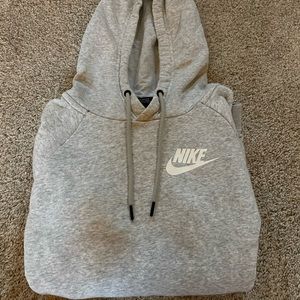 Small women’s Nike hoodie! Looks and feels brand new. Worn 1x